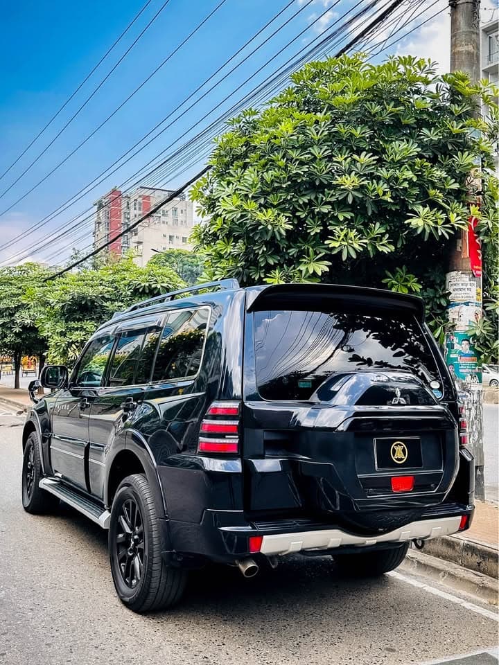 Mitsubishi Pajero V93 view 4