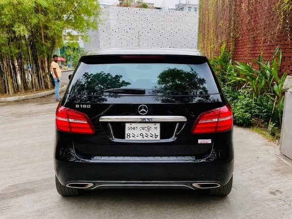 Mercedes Benz B180 view 2
