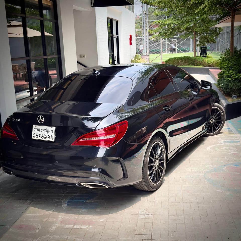 Mercedes-Benz CLA 180 AMG Night Edition view 5