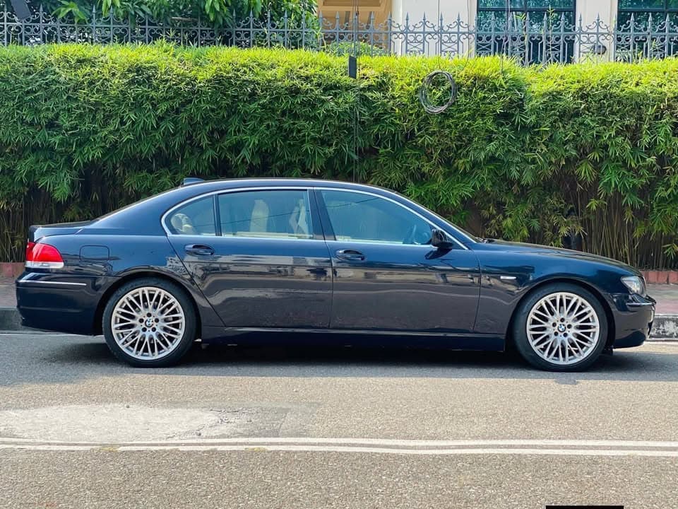 BMW 7series view 4