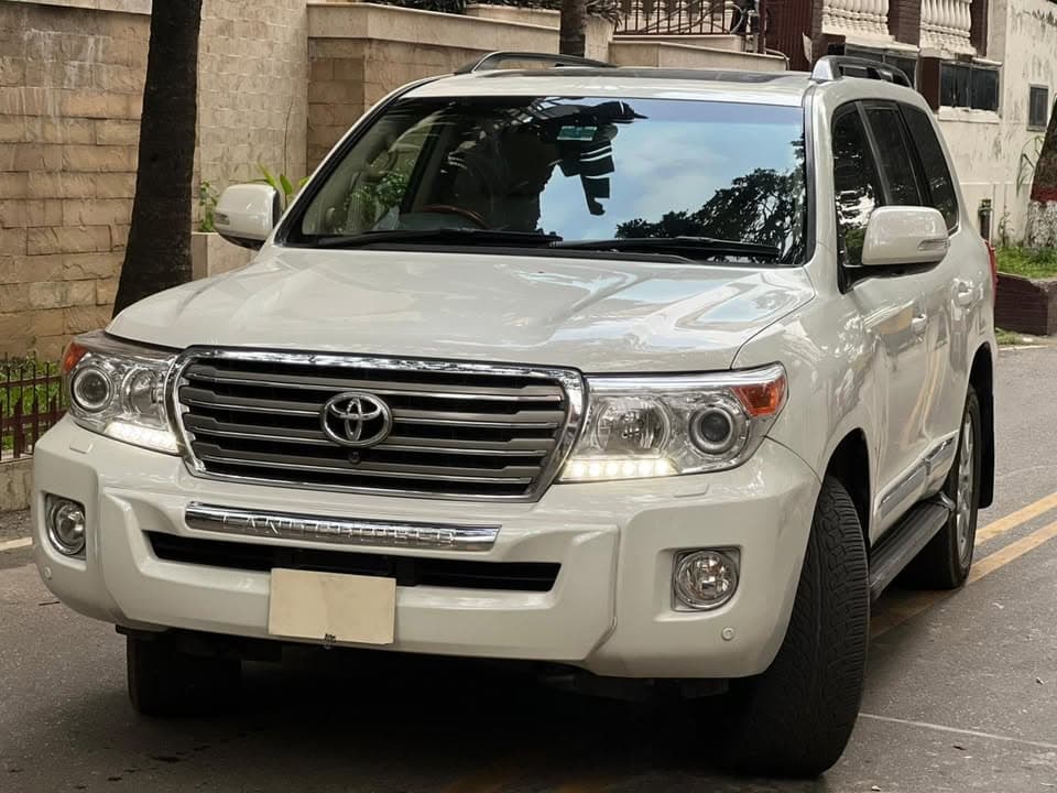 Toyota land cruiser vx-v8 view 2