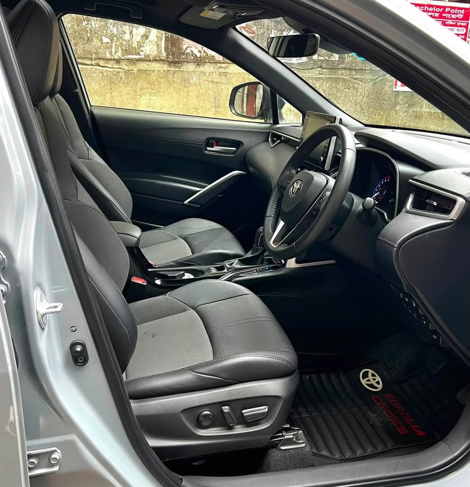2022 Toyota Corolla cross Japan Panoramic moonroof z package view 4