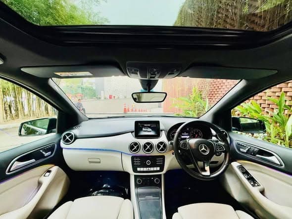 Mercedes Benz B180 view 3