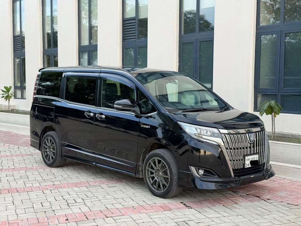 Toyota esquire gi premium black tailored view 5