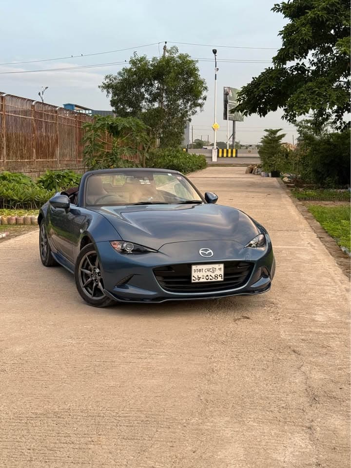 Mazda MX-5 Roadstar view 2