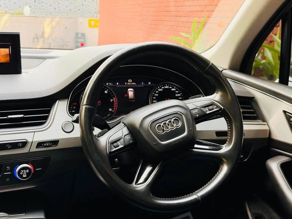 Audi Q7 Quattro view 5