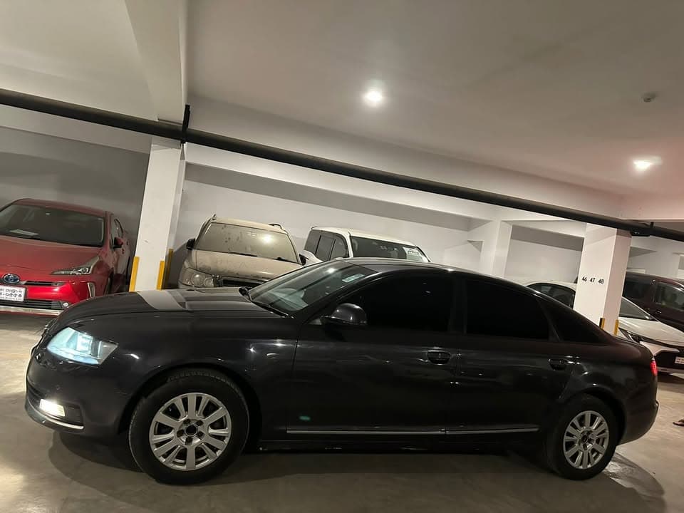 Audi A6 2010 view 4