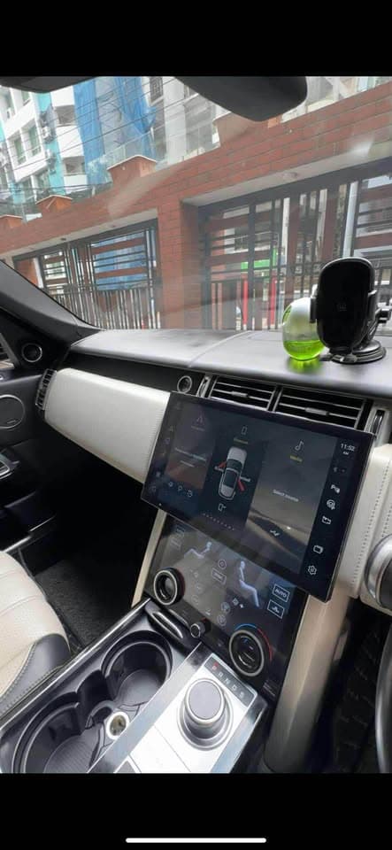 Range Rover view 4