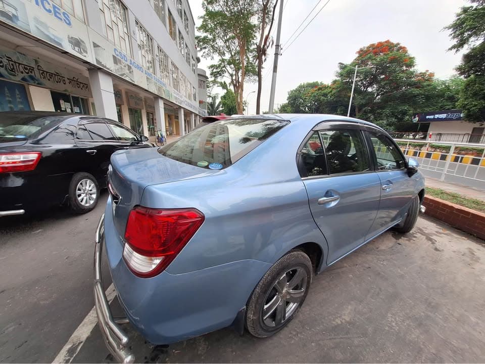 Toyota Axio G Hybrid 2014 view 5