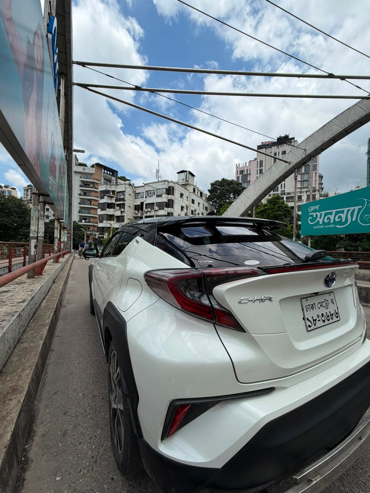 Toyota CHR Hybrid 2017 Dual Tone view 2