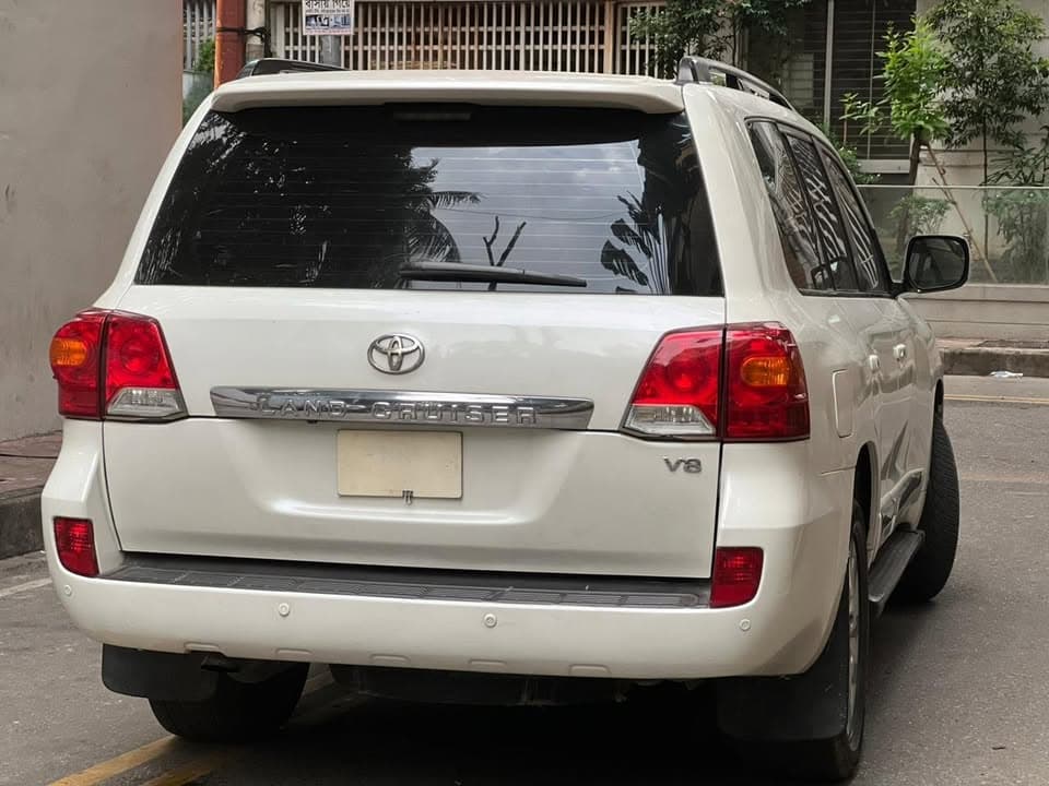 Toyota land cruiser vx-v8 view 5