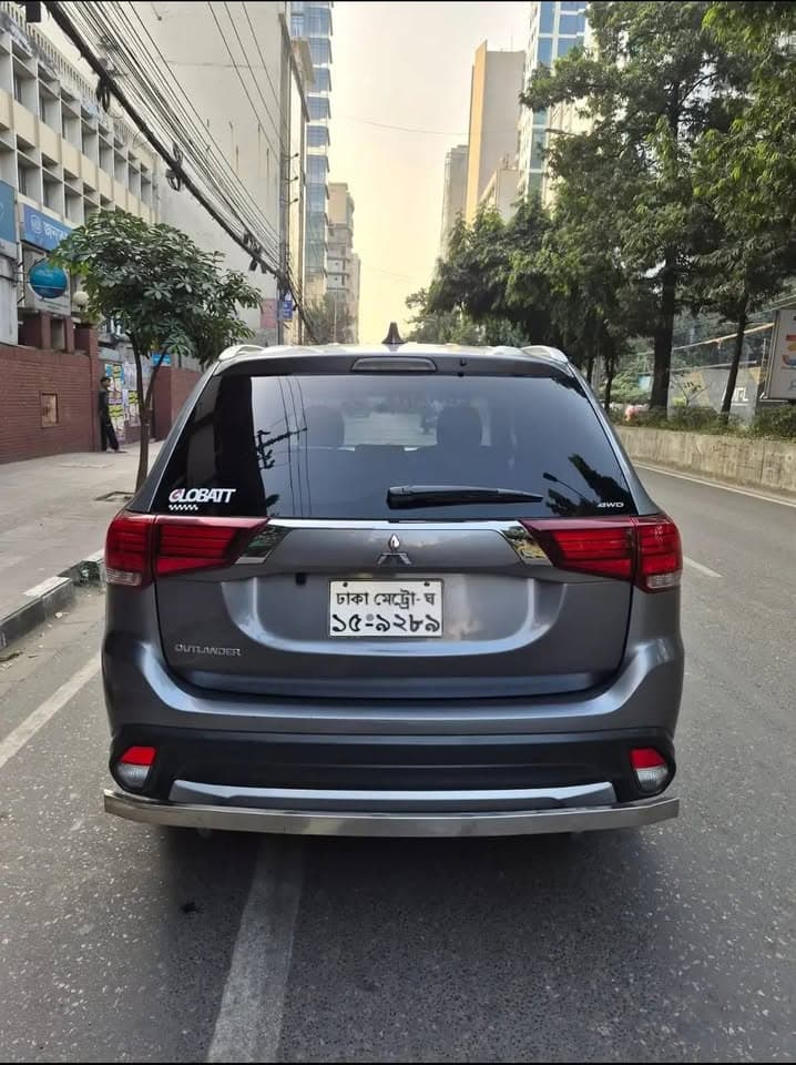 MITSUBISHI OUTLANDER view 2