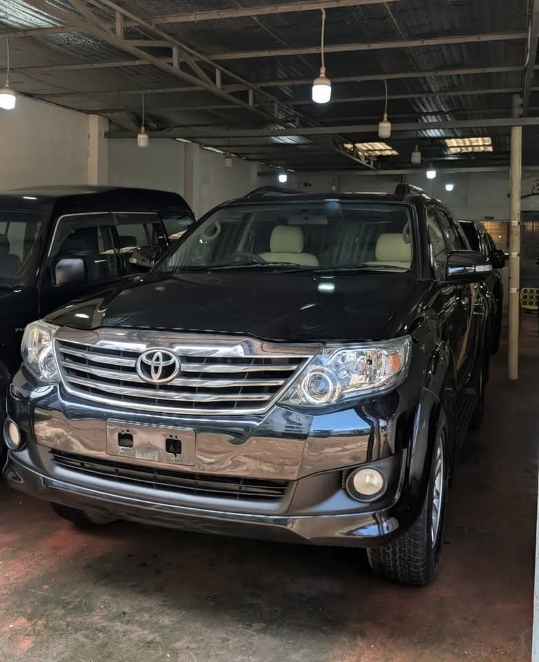 Toyota Fortuner 2012 view 3