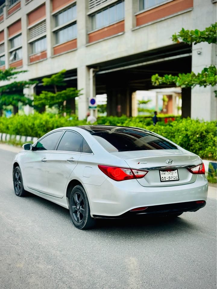 Hyundai Sonata 2012 Octane Driven view 3