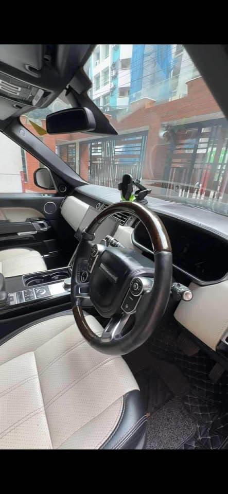 Range Rover view 3